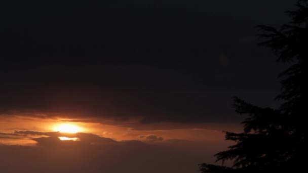 Coucher de soleil au pied des montagnes de l'Himalaya — Video