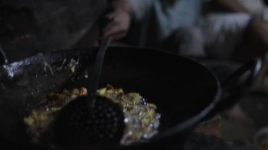 genç çocuk yemek kızarmış yemek