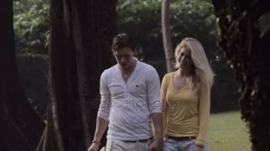 El ele tutuşan çift