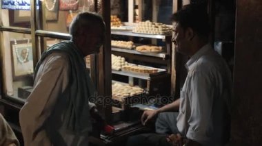 2011: yaklaşık dış mağaza geceleri konuşuyor Ms Two erkekler / Hindistan