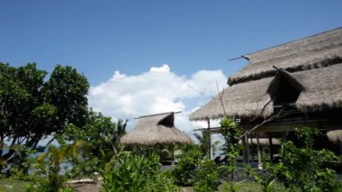 Yeşilliklerle çevrili thatched villalar