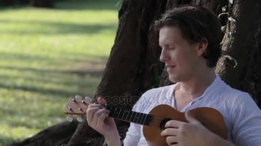 Ukulele çalan adam 