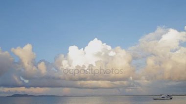 Okyanusta yüzen tekne