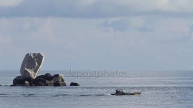 Okyanusta dev kaya geçmiş yüzen tekne 