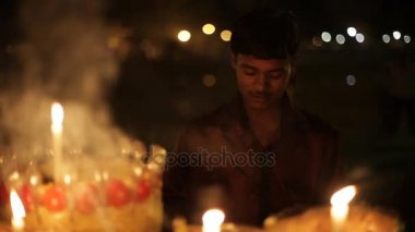 ön planda yanan mumlar