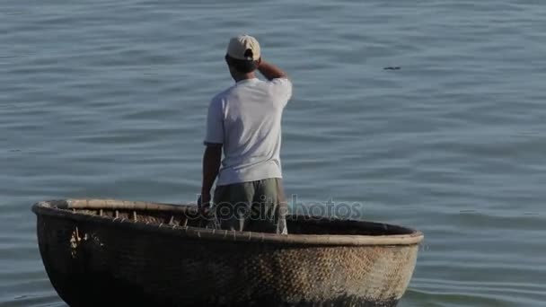 Pescatore Canottaggio in mare — Video Stock