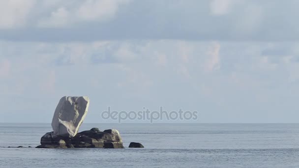 巨大的岩石露出海洋 — 图库视频影像