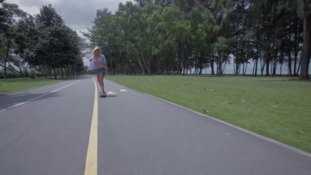 Donna skateboard lungo la strada — Video Stock