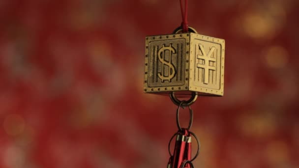Hängande dekoration som skildrar Yen och Dollar tecken — Stockvideo