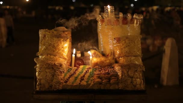 Snack cart illuminato da candele di notte — Video Stock