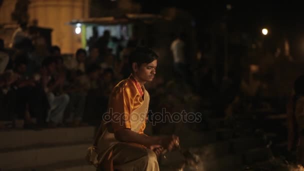Aarti puja Gebetszeremonie in Ganges — Stockvideo