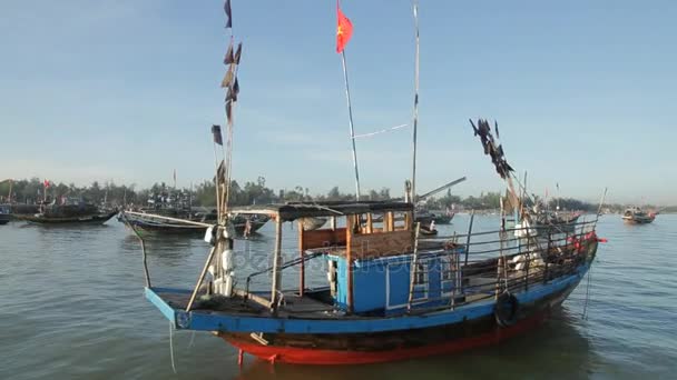 Barco de pesca flutuante passado — Vídeo de Stock
