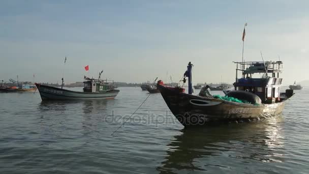 Barcos de pesca vietnamitas na água — Vídeo de Stock