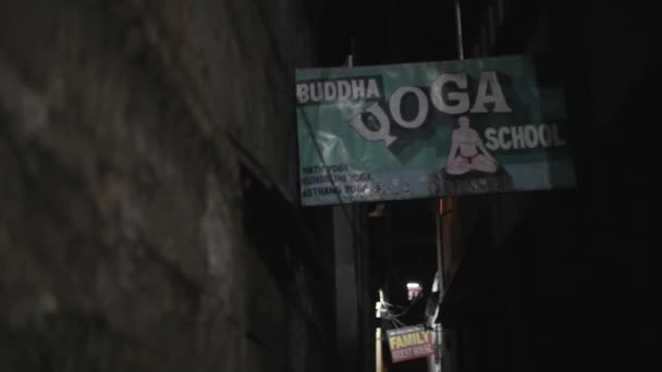 Zarejestruj na Buddy Szkoła jogi /, Varanasi, Indie — Wideo stockowe