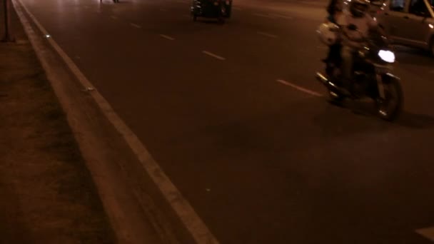 Занятая улица ночью — стоковое видео
