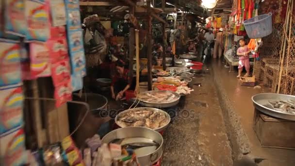 Mercado ocupado por la noche — Vídeo de stock