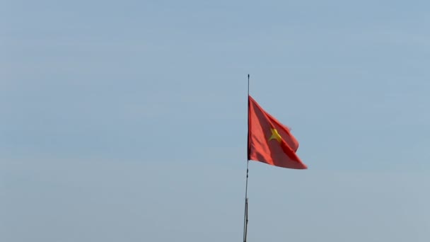 Bandeira vietnamita acenando no vento / Vietnã — Vídeo de Stock