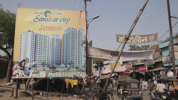 Billboard reclame in New Delhi — Stockvideo