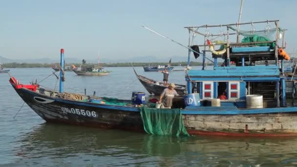 Pescador trabalhando em seu barco — Vídeo de Stock