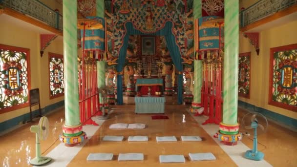 Interieur van de Cao Dai tempel — Stockvideo