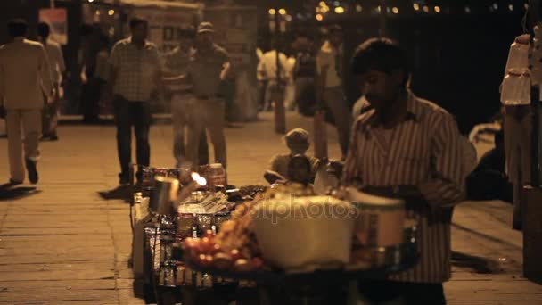 Чоловік продає харчування від кошик на вулиці — стокове відео