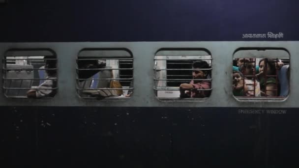 Gente en tren por la noche — Vídeo de stock