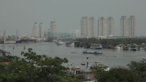 Saigon-rivier en stadslandschap — Stockvideo