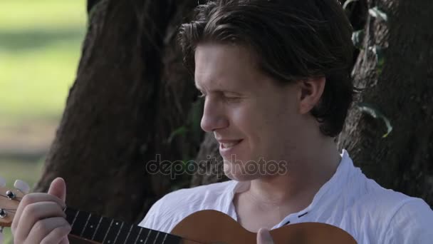 Férfi játszik ukulele — Stock videók