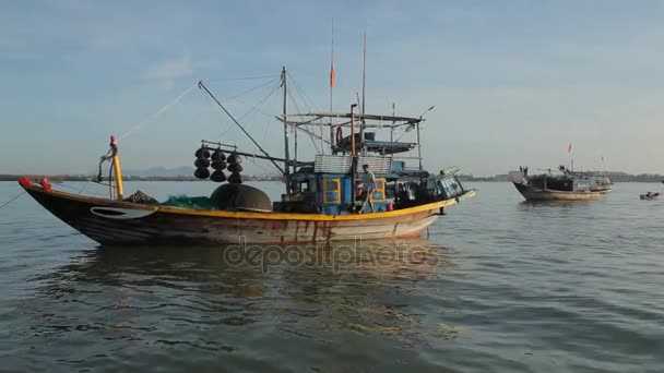 Homem preparando seu barco de pesca — Vídeo de Stock