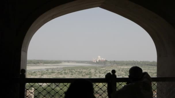 Vista lejana de Taj mahal — Vídeos de Stock