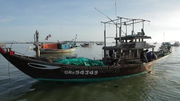 Вьетнамские рыболовные лодки в воде — стоковое видео