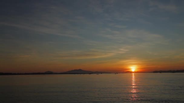 Coucher de soleil sur la mer de Chine méridionale — Video