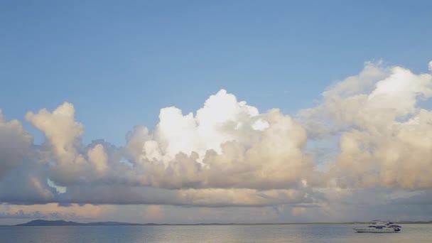 Bateau flottant dans l'océan — Video