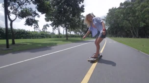 Femme skateboard sur la route — Video