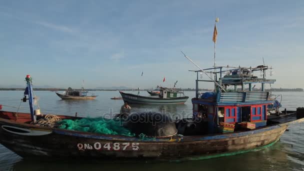 Vietnamský rybářské lodě ve vodě — Stock video