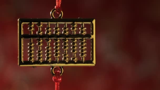 Malé zlaté počítadlo visí jako dekorace — Stock video