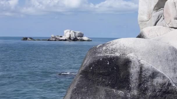 Water verplaatsen tegen rotsen in de Oceaan — Stockvideo