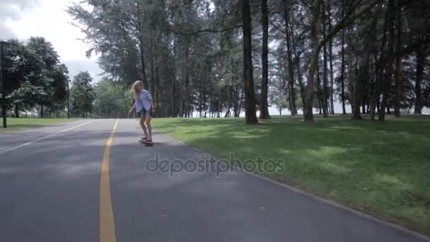 Donna skateboard lungo la strada — Video Stock