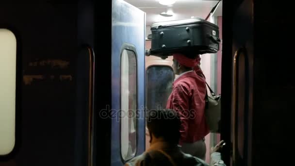 Люди садятся в поезд — стоковое видео