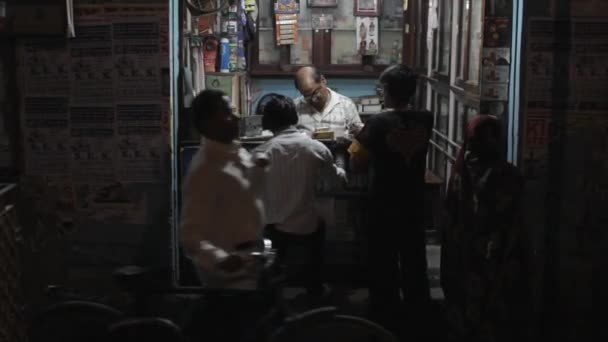 Férfi eladási kis boltban éjjel — Stock videók