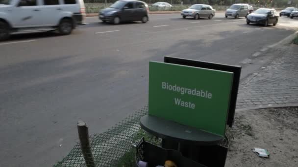 Papelera para residuos biodegradables — Vídeo de stock
