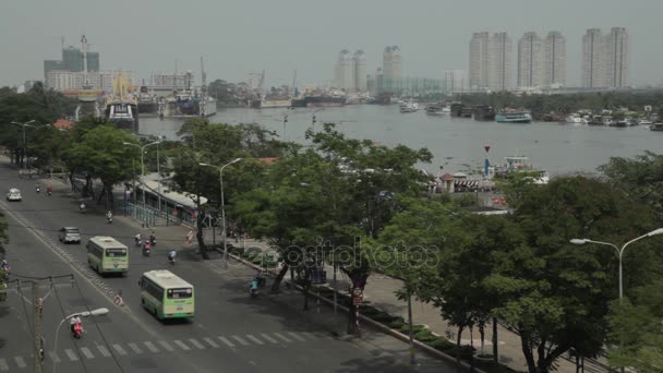 CIRCA 2012: WS HA LD Trânsito da Cidade Próximo ao Rio Saigão / Vietnã — Vídeo de Stock