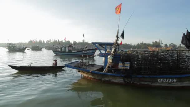 Barcos de pesca vietnamitas na água — Vídeo de Stock