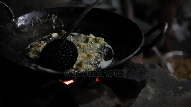 Circa 2011: Cu żywności gotowania w oleju / Indie — Wideo stockowe