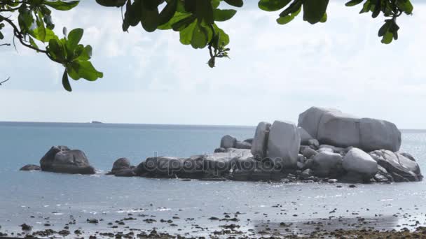 Visa från stranden av stora stenar — Stockvideo