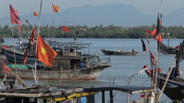 Bandeiras vietnamitas em barcos de madeira — Vídeo de Stock