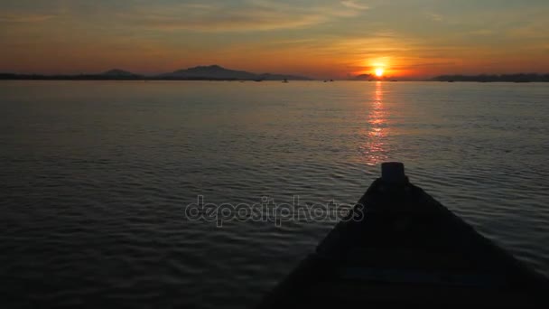 Лодка выходит в море на закате — стоковое видео
