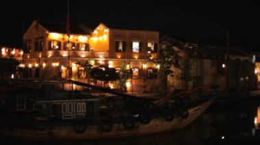 Geceleri ışıklı bina 