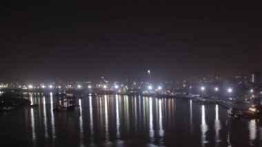 Tekneler ve Saygon Nehri boyunca hareketli Vinçler 