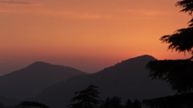 Himalaya Dağları'nın eteklerinde günbatımı